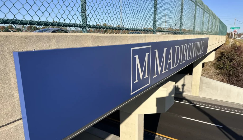 Welcome to Madisonville lettering on an overpass