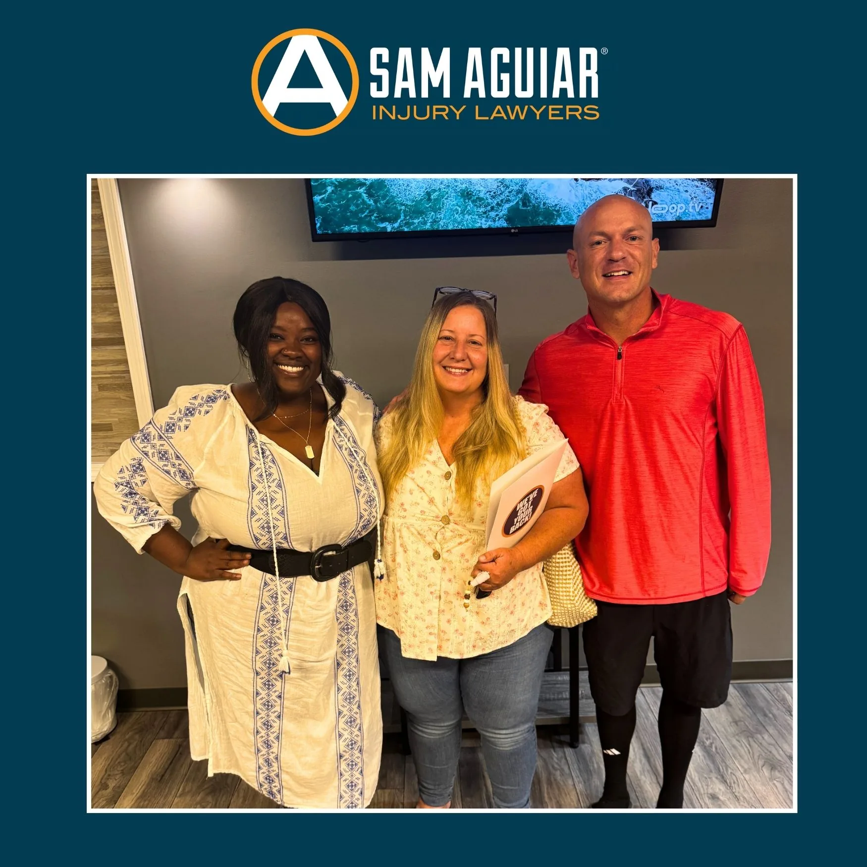 Cliente celebrando acuerdo exitoso con sam aguiar injury lawyers