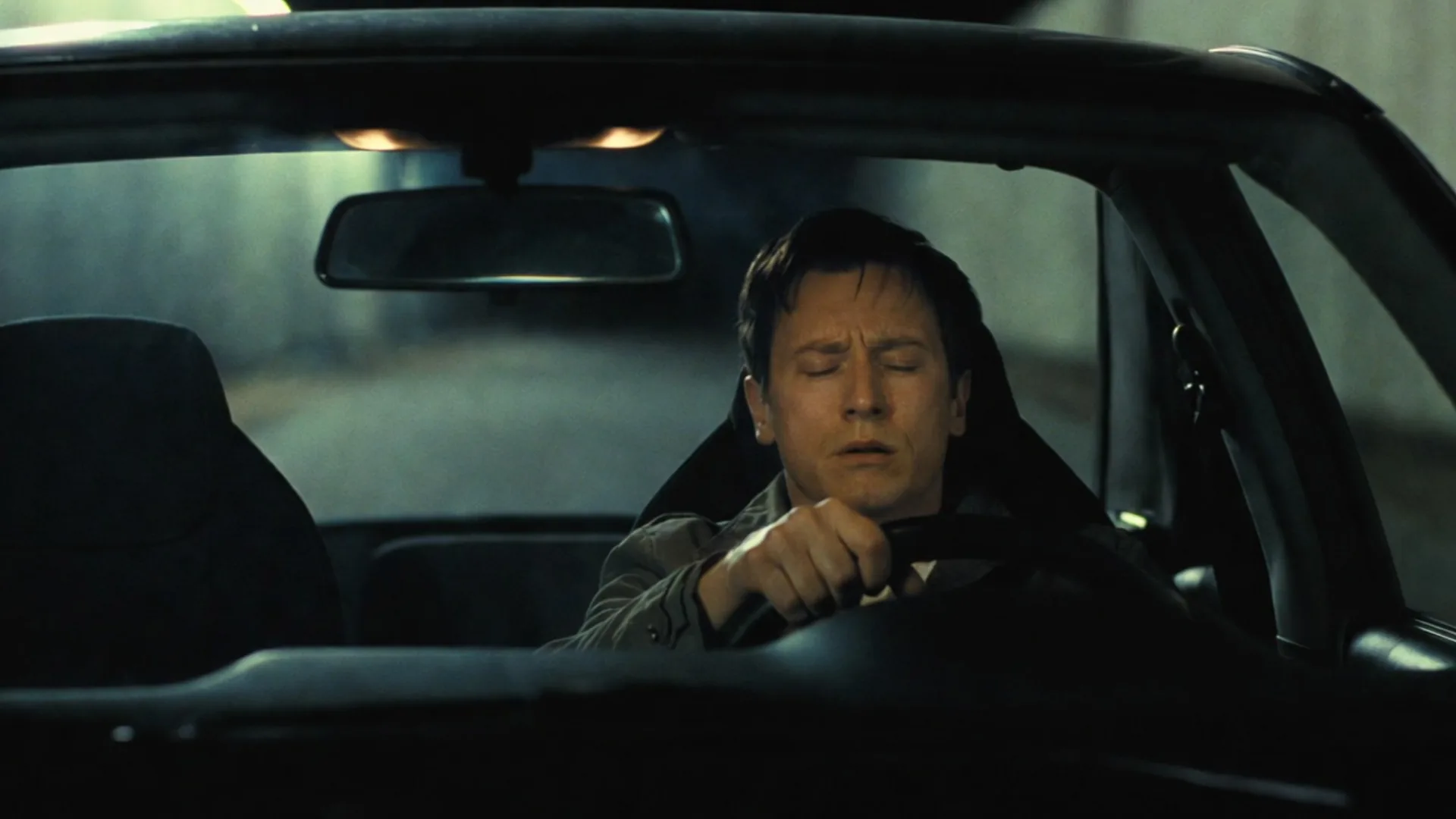 Driver nodding off behind the steering wheel of a vehicle